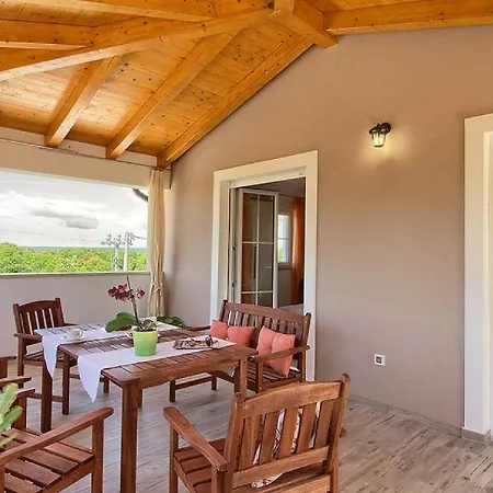빌라 Spacious With Private Pool, Bbq, Fenced Yard, Summer Kitchen, Beautiful Beaches Nearby *