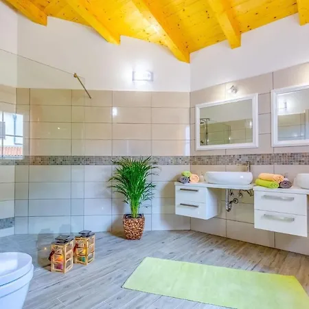 Spacious With Private Pool, Bbq, Fenced Yard, Summer Kitchen, Beautiful Beaches Nearby 빌라 *