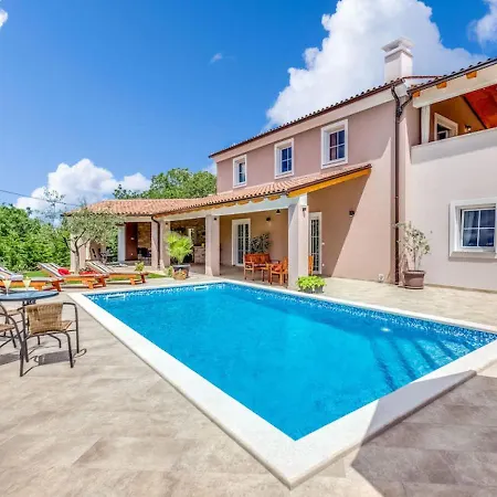 Spacious With Private Pool, Bbq, Fenced Yard, Summer Kitchen, Beautiful Beaches Nearby * Kavran