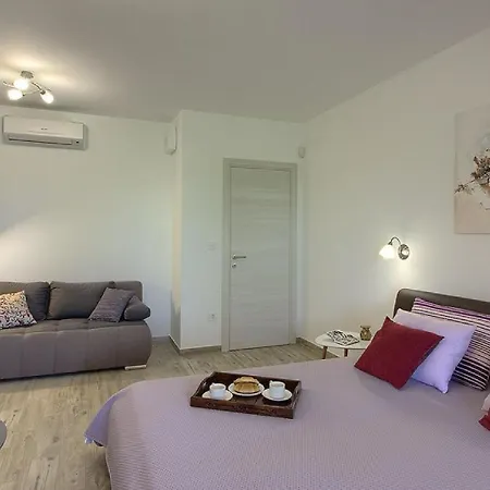 Spacious With Private Pool, Bbq, Fenced Yard, Summer Kitchen, Beautiful Beaches Nearby Villa *