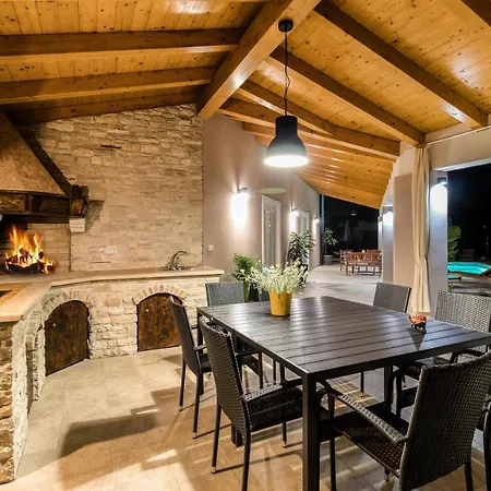 Spacious With Private Pool, Bbq, Fenced Yard, Summer Kitchen, Beautiful Beaches Nearby Kavran