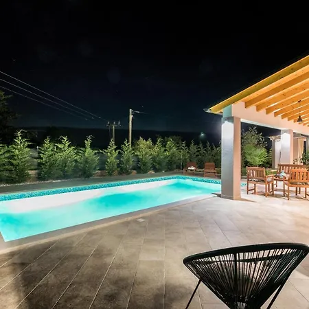 Spacious With Private Pool, Bbq, Fenced Yard, Summer Kitchen, Beautiful Beaches Nearby * Kavran