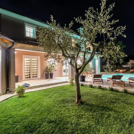 Spacious With Private Pool, Bbq, Fenced Yard, Summer Kitchen, Beautiful Beaches Nearby Villa Kavran