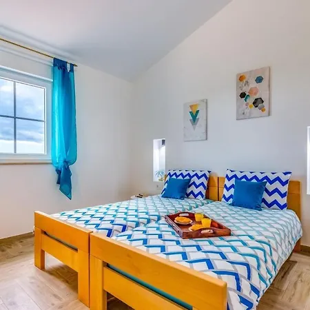 Spacious With Private Pool, Bbq, Fenced Yard, Summer Kitchen, Beautiful Beaches Nearby *