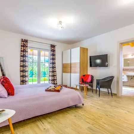 Spacious With Private Pool, Bbq, Fenced Yard, Summer Kitchen, Beautiful Beaches Nearby