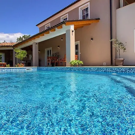 Spacious With Private Pool, Bbq, Fenced Yard, Summer Kitchen, Beautiful Beaches Nearby Kavran