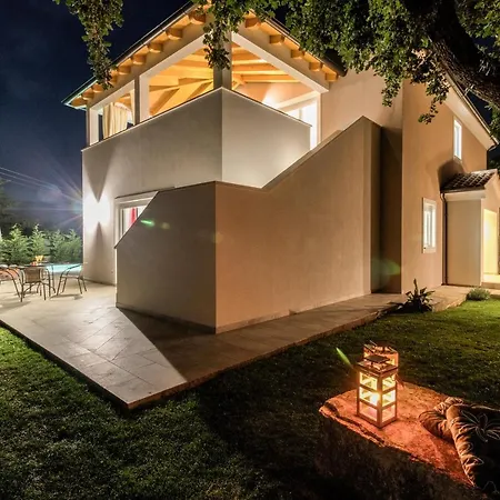 Spacious With Private Pool, Bbq, Fenced Yard, Summer Kitchen, Beautiful Beaches Nearby Kavran