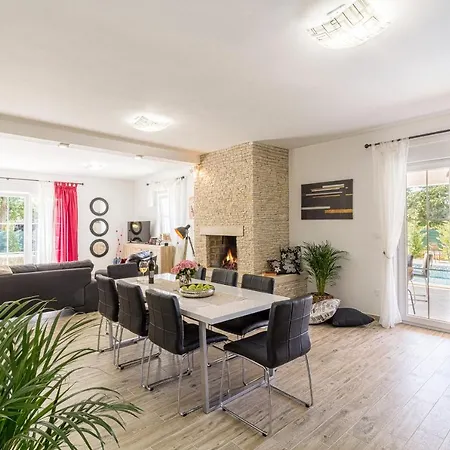 Spacious With Private Pool, Bbq, Fenced Yard, Summer Kitchen, Beautiful Beaches Nearby