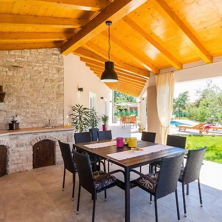 Spacious With Private Pool, Bbq, Fenced Yard, Summer Kitchen, Beautiful Beaches Nearby Villa *