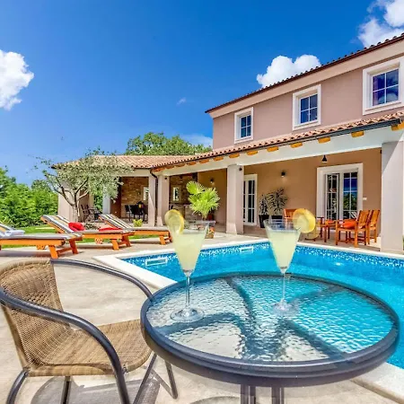 Spacious With Private Pool, Bbq, Fenced Yard, Summer Kitchen, Beautiful Beaches Nearby Villa