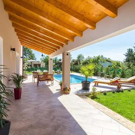 Spacious With Private Pool, Bbq, Fenced Yard, Summer Kitchen, Beautiful Beaches Nearby Villa Kavran