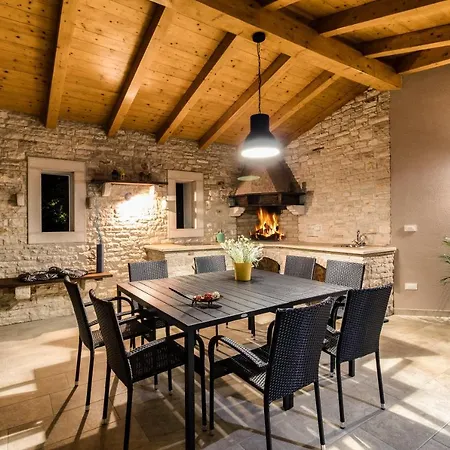 Spacious With Private Pool, Bbq, Fenced Yard, Summer Kitchen, Beautiful Beaches Nearby Villa Kavran