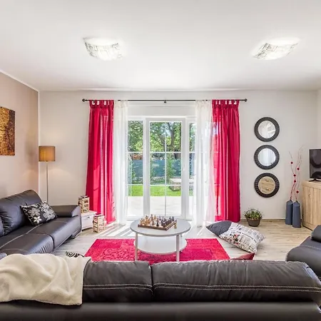 Spacious With Private Pool, Bbq, Fenced Yard, Summer Kitchen, Beautiful Beaches Nearby Villa