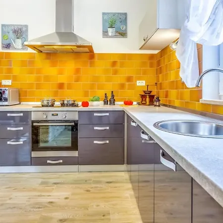 Spacious With Private Pool, Bbq, Fenced Yard, Summer Kitchen, Beautiful Beaches Nearby Kavran