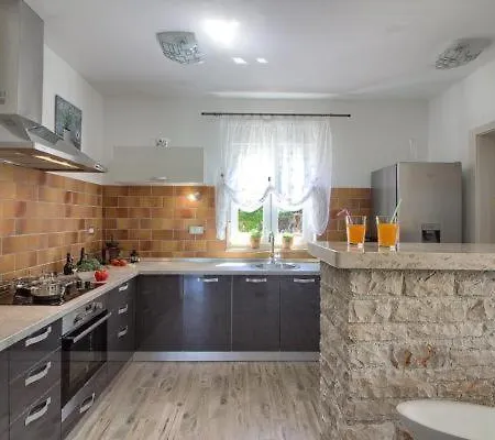 Spacious With Private Pool, Bbq, Fenced Yard, Summer Kitchen, Beautiful Beaches Nearby Villa