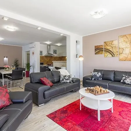Villa Spacious With Private Pool, Bbq, Fenced Yard, Summer Kitchen, Beautiful Beaches Nearby *