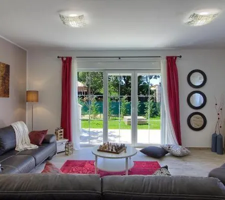 Spacious With Private Pool, Bbq, Fenced Yard, Summer Kitchen, Beautiful Beaches Nearby Villa