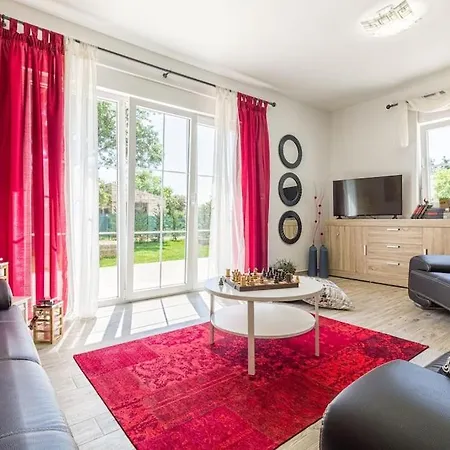 Spacious With Private Pool, Bbq, Fenced Yard, Summer Kitchen, Beautiful Beaches Nearby Villa *