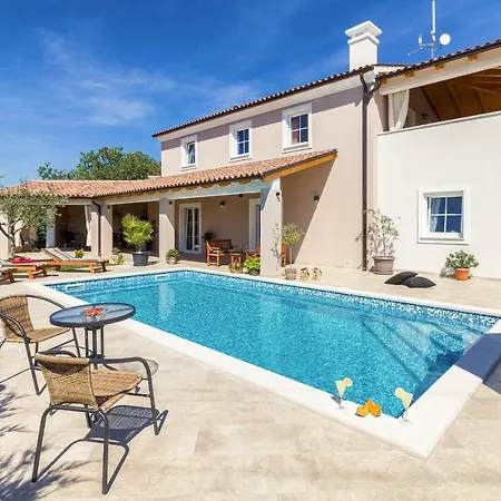 Spacious With Private Pool, Bbq, Fenced Yard, Summer Kitchen, Beautiful Beaches Nearby Villa