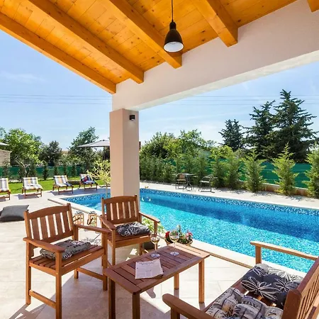 Spacious With Private Pool, Bbq, Fenced Yard, Summer Kitchen, Beautiful Beaches Nearby Kavran
