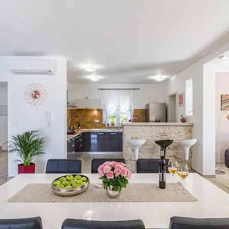 Villa Spacious With Private Pool, Bbq, Fenced Yard, Summer Kitchen, Beautiful Beaches Nearby *