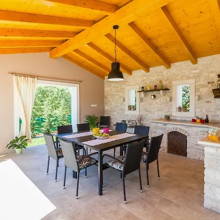 Spacious With Private Pool, Bbq, Fenced Yard, Summer Kitchen, Beautiful Beaches Nearby Kavran