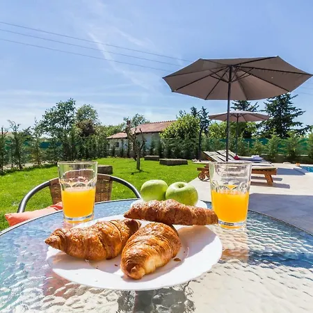Spacious With Private Pool, Bbq, Fenced Yard, Summer Kitchen, Beautiful Beaches Nearby Villa Kavran
