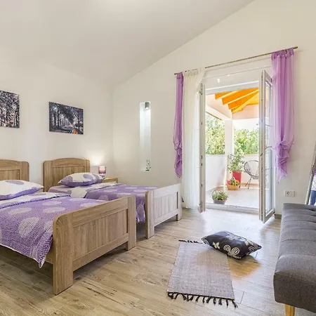 Spacious With Private Pool, Bbq, Fenced Yard, Summer Kitchen, Beautiful Beaches Nearby Villa *