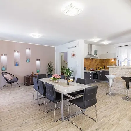 Villa Spacious With Private Pool, Bbq, Fenced Yard, Summer Kitchen, Beautiful Beaches Nearby *