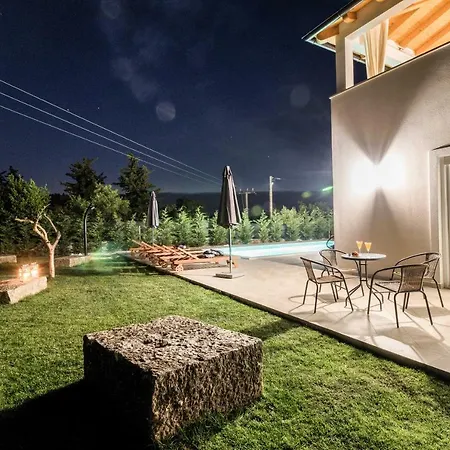 Spacious With Private Pool, Bbq, Fenced Yard, Summer Kitchen, Beautiful Beaches Nearby * Kavran