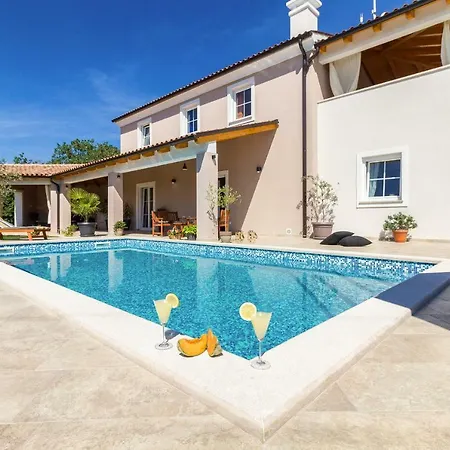 Spacious With Private Pool, Bbq, Fenced Yard, Summer Kitchen, Beautiful Beaches Nearby Villa Kavran