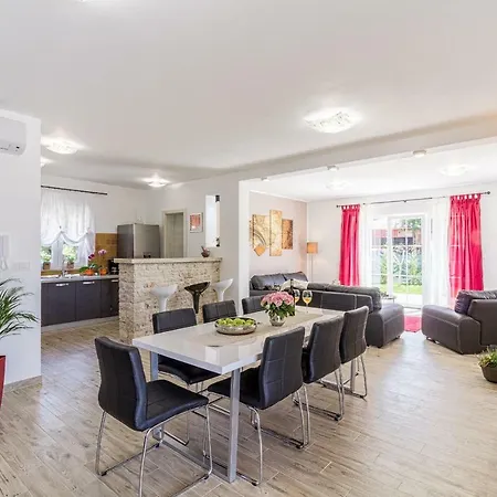 Villa Spacious With Private Pool, Bbq, Fenced Yard, Summer Kitchen, Beautiful Beaches Nearby