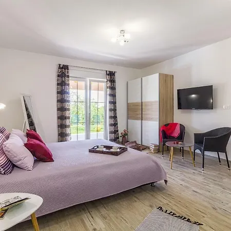 Villa Spacious With Private Pool, Bbq, Fenced Yard, Summer Kitchen, Beautiful Beaches Nearby