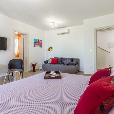 Villa Spacious With Private Pool, Bbq, Fenced Yard, Summer Kitchen, Beautiful Beaches Nearby
