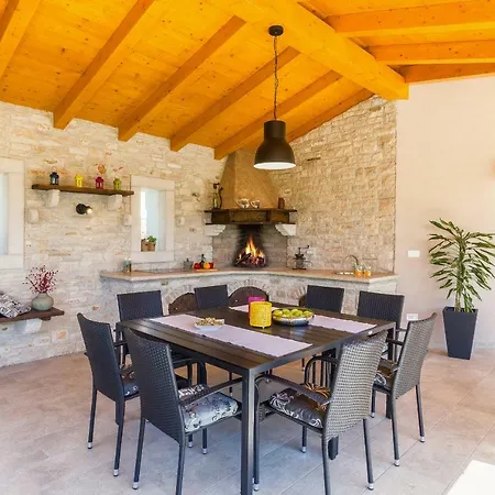 Spacious With Private Pool, Bbq, Fenced Yard, Summer Kitchen, Beautiful Beaches Nearby Villa Kavran